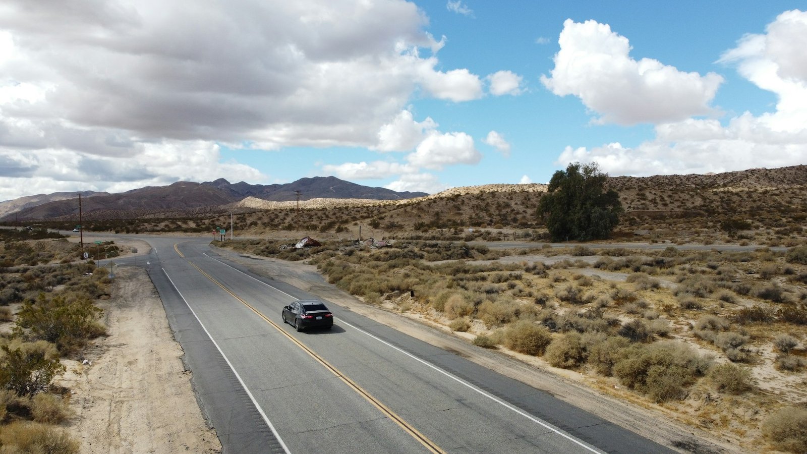 Automóvil viajando por una carretera desértica